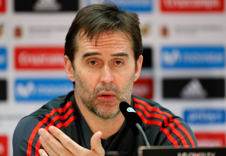 El seleccionador español Julen Lopetegui ofrece una rueda de prensa en Düsseldorf, Alemania. España y Alemania se enfrentarán en un encuentro amistoso el próximo 23 de marzo de 2018. 