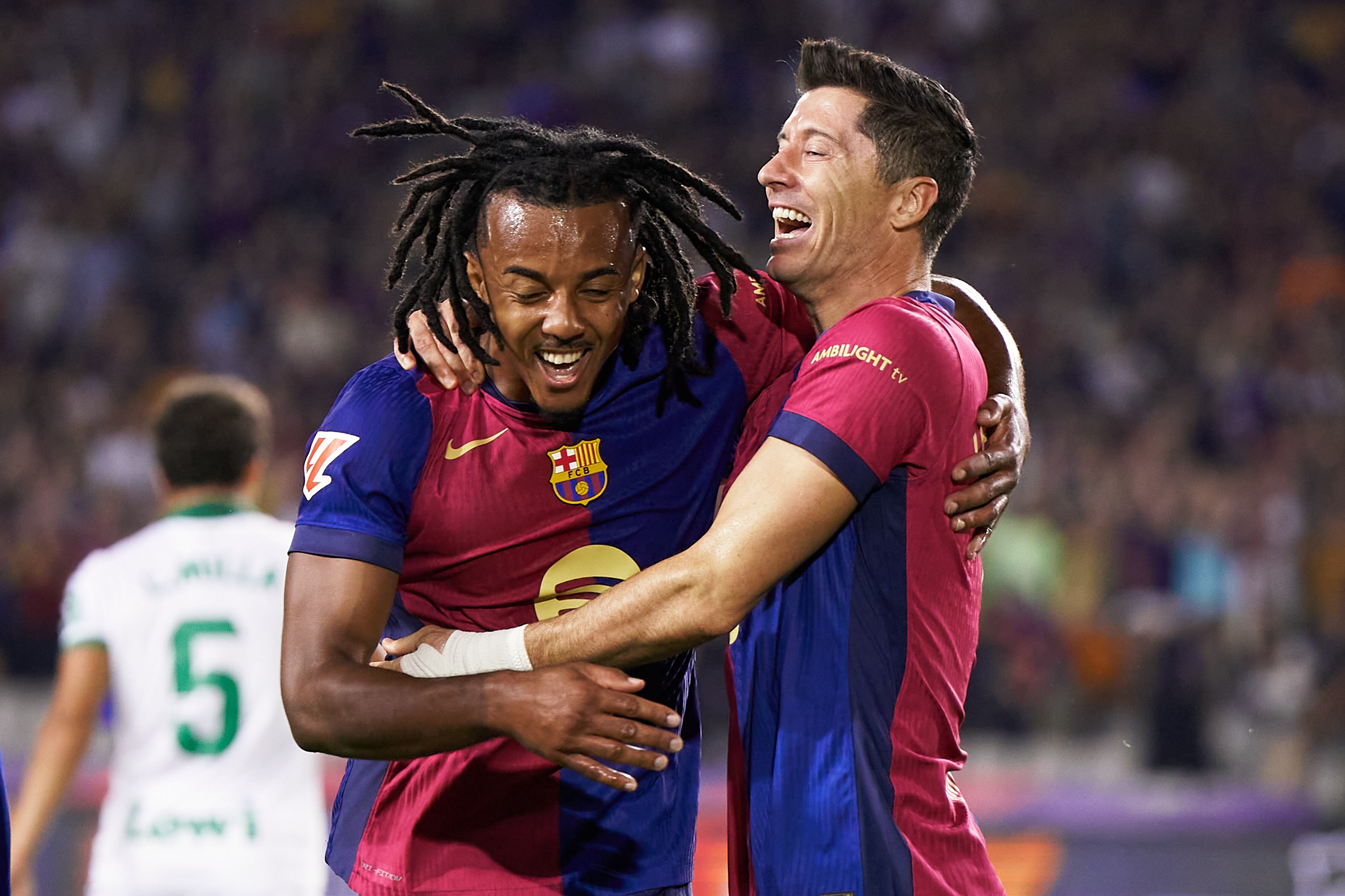 Lewandowski y Koundé celebran el gol del polaco ante el Getafe