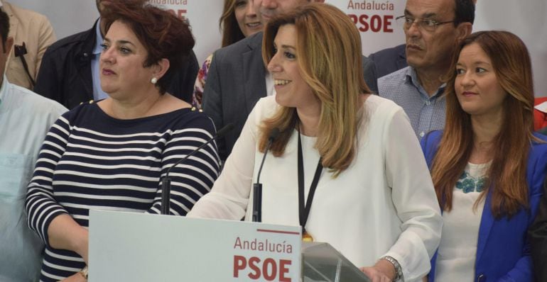 GRA196. SEVILLA, 25/05/2015.- Fotografía facilitada por el PSOE-A. La secretaria general del PSOE-A, Susana Díaz (2d), después de la reunión con la Ejecutiva regional socialista, ha descartado hoy en Sevilla la posibilidad de &quot;pactos globales&quot; tras los co