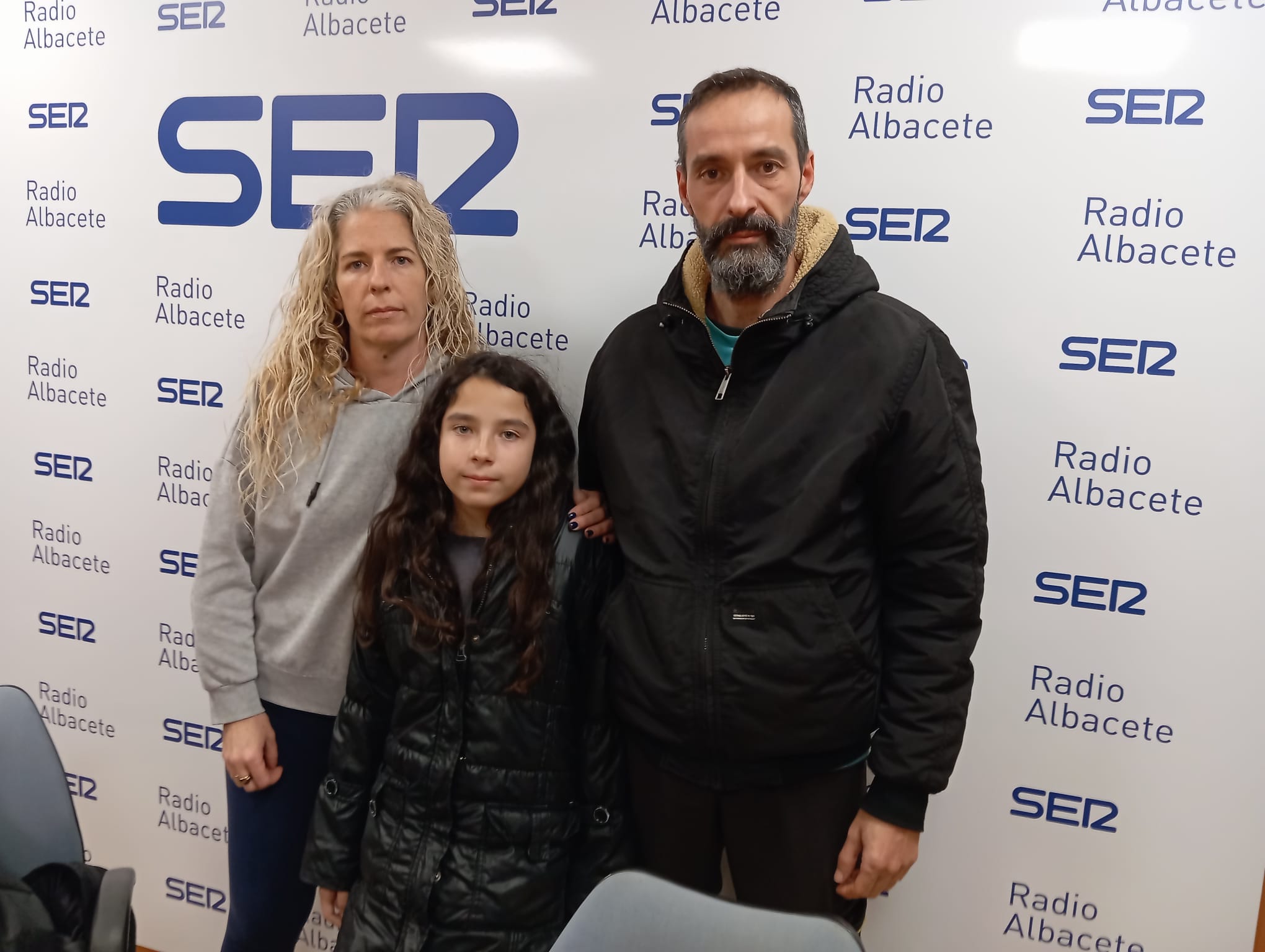 Erika, junto a sus padres en Radio Albacete