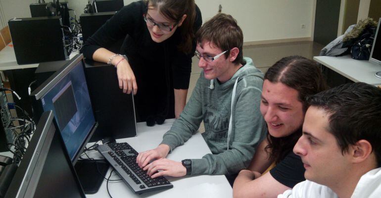 D'esquerra a dreta, Tatiana Vilalta; Marc Sances, Rodrigo Chiappe i Raúl Marín. Són estudiants de diferents cursos d'Enginyeria Informàtica de la UdL.