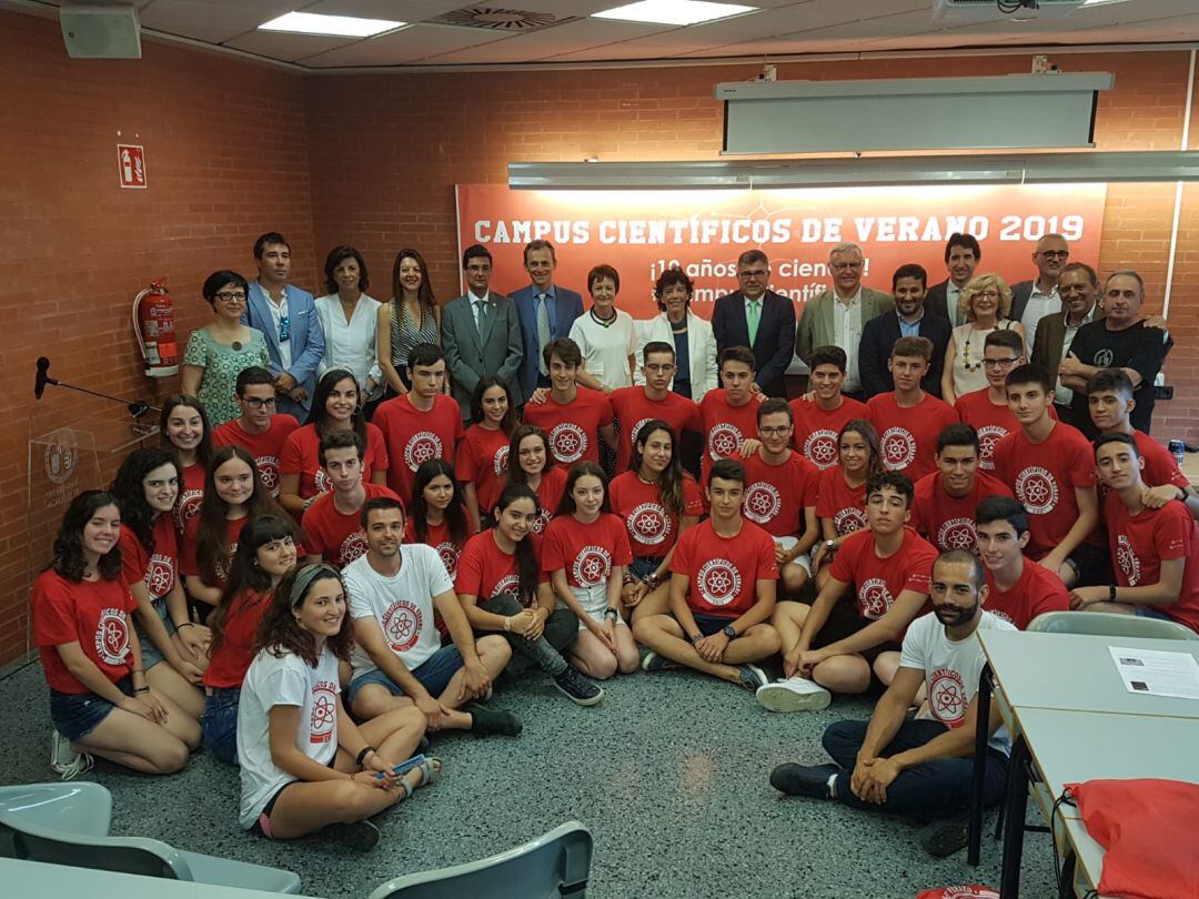 Jóvenes alumnos del campus científico de la Universitat de València, con los ministros de Educación, Isabel Celaá y de Ciencia, Pedro Duque