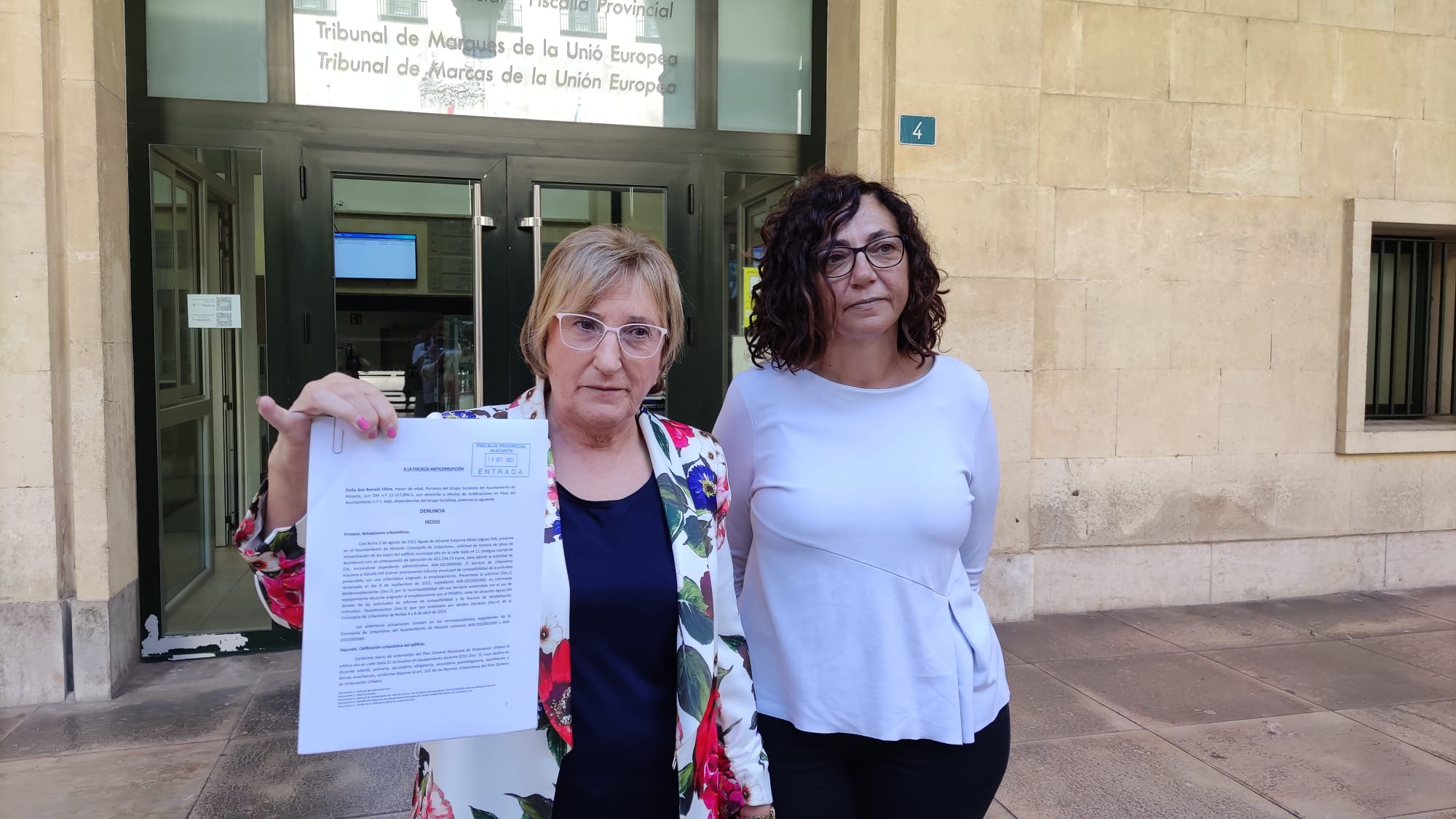 La portavoz municipal del PSOE, Ana Barceló, acude a Fiscalía, junto a la edil Trini Amorós, para denunciar al Ayuntamiento de Alicante