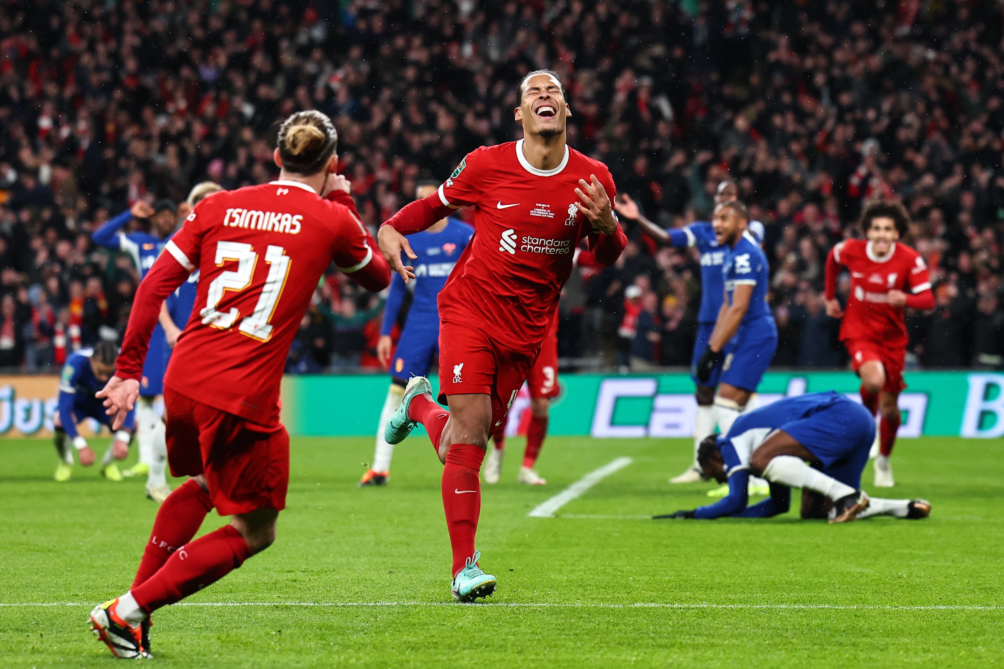 Virgil Van Dijk celebra el gol de la victoria en la Carabao Cup ante el Chelsea