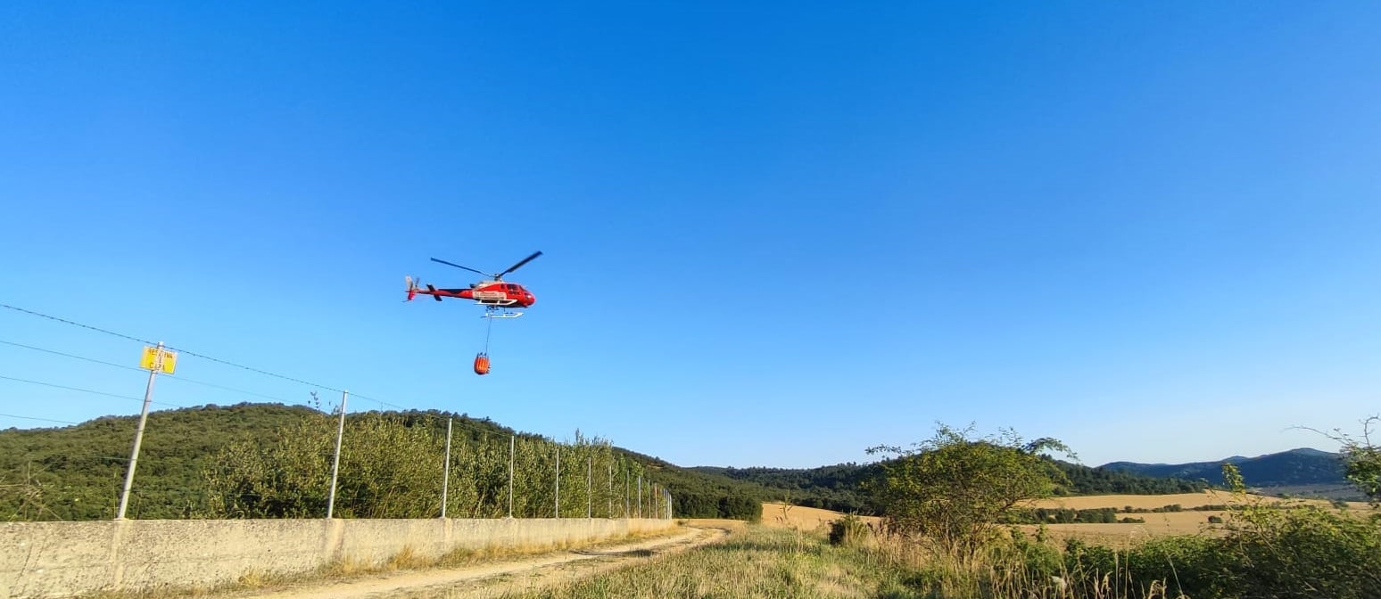 Un helicóptero venido de La Rioja participa en las tareas de extinción de unos de los incendios registrados en Euskadi