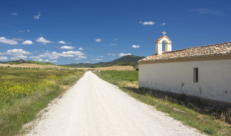 Iglesia del pueblo Puente de la Reina en Navarra.