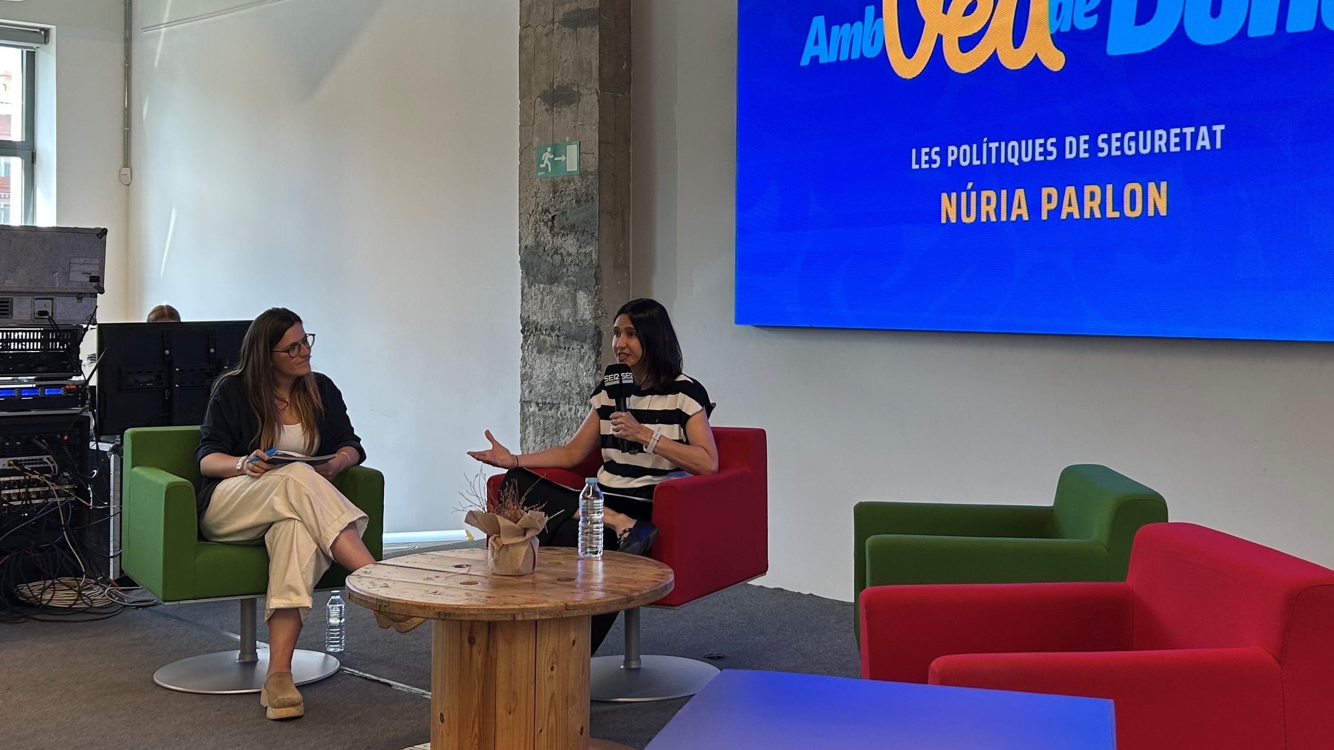 La consellera d'Interior Núria Parlon amb la periodista de SER Catalunya Andrea Villoria