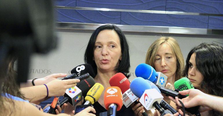 La secretaria de Análisis de Podemos, Carolina Bescansa, durante las declaraciones que ha realizado hoy a los periodistas en el Congreso.