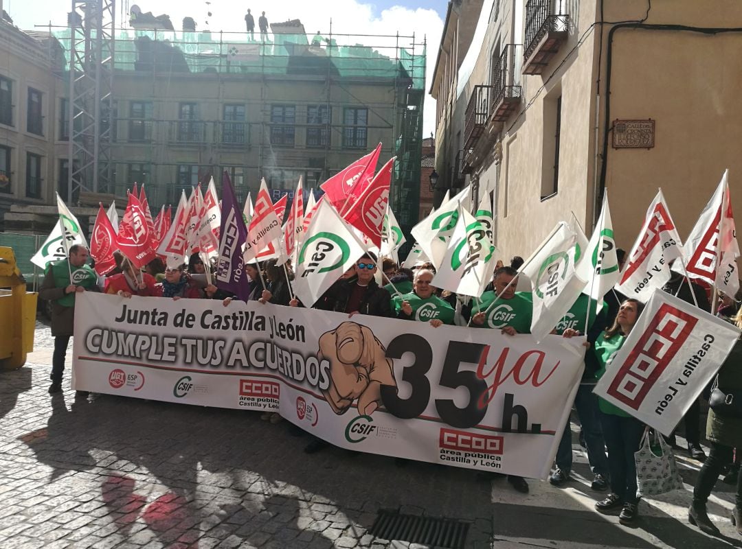 Los delegados sindicales y funcionarios concentrados ante la Delegación Territorial de la Junta de Segovia