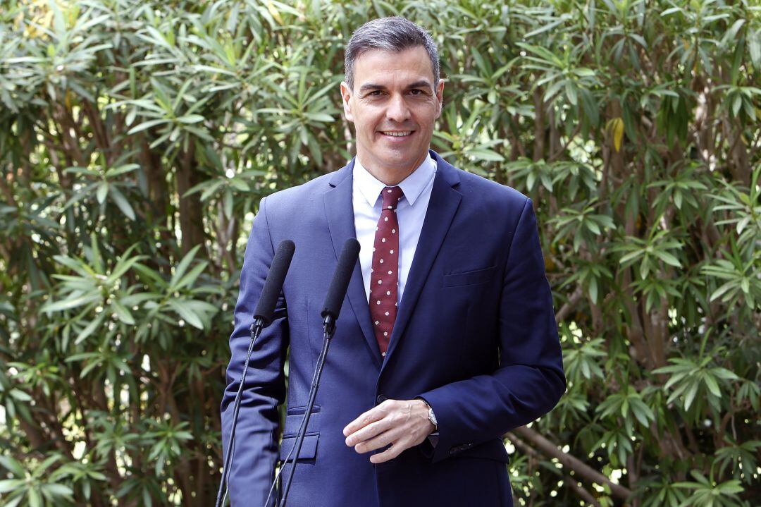 El presidente del Gobierno, Pedro Sánchez, ofrece una rueda de prensa a su llegada al Palacio de Marivent, a 3 de agosto de 2021, en Palma de Mallorca, Mallorca, (España). Se trata del tradicional encuentro que el monarca realiza con el dirigente del Ejec