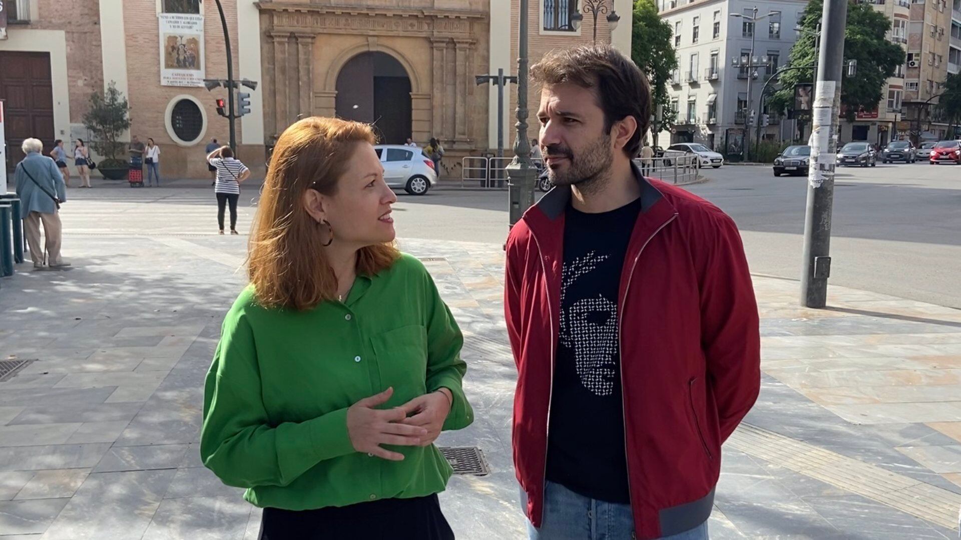 Elvira Medina y Javier Sánchez Serna en el barrio murciano del Carmen