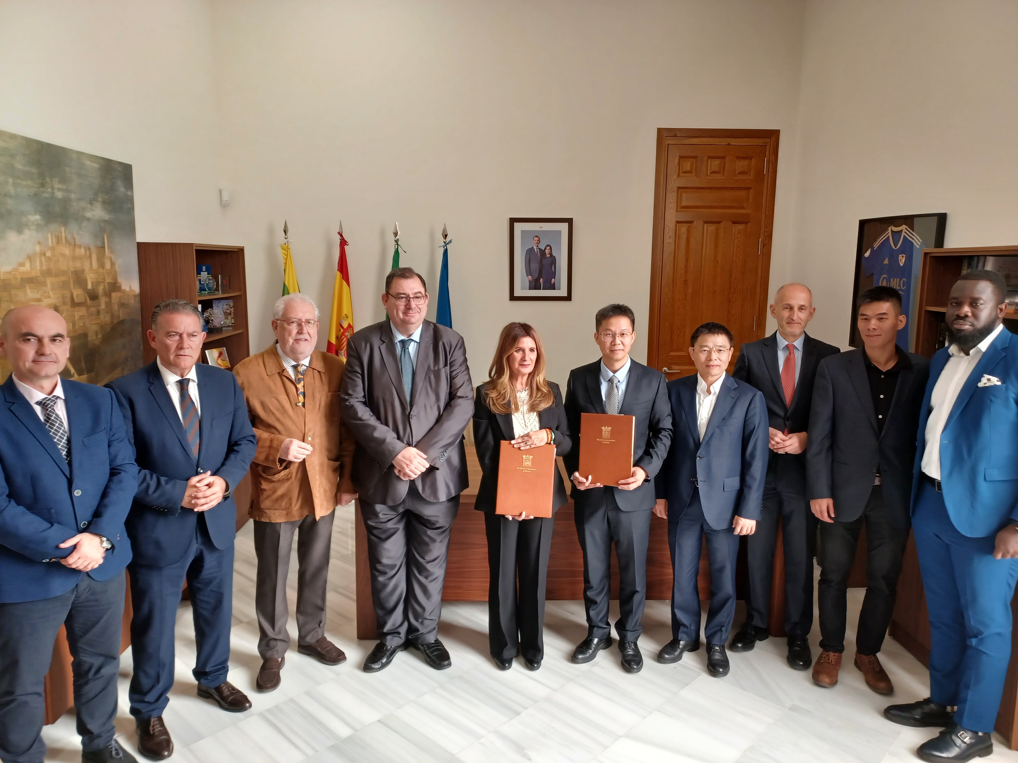 Firma de arrendamiento entre Desay y Ayuntamiento de Linares.