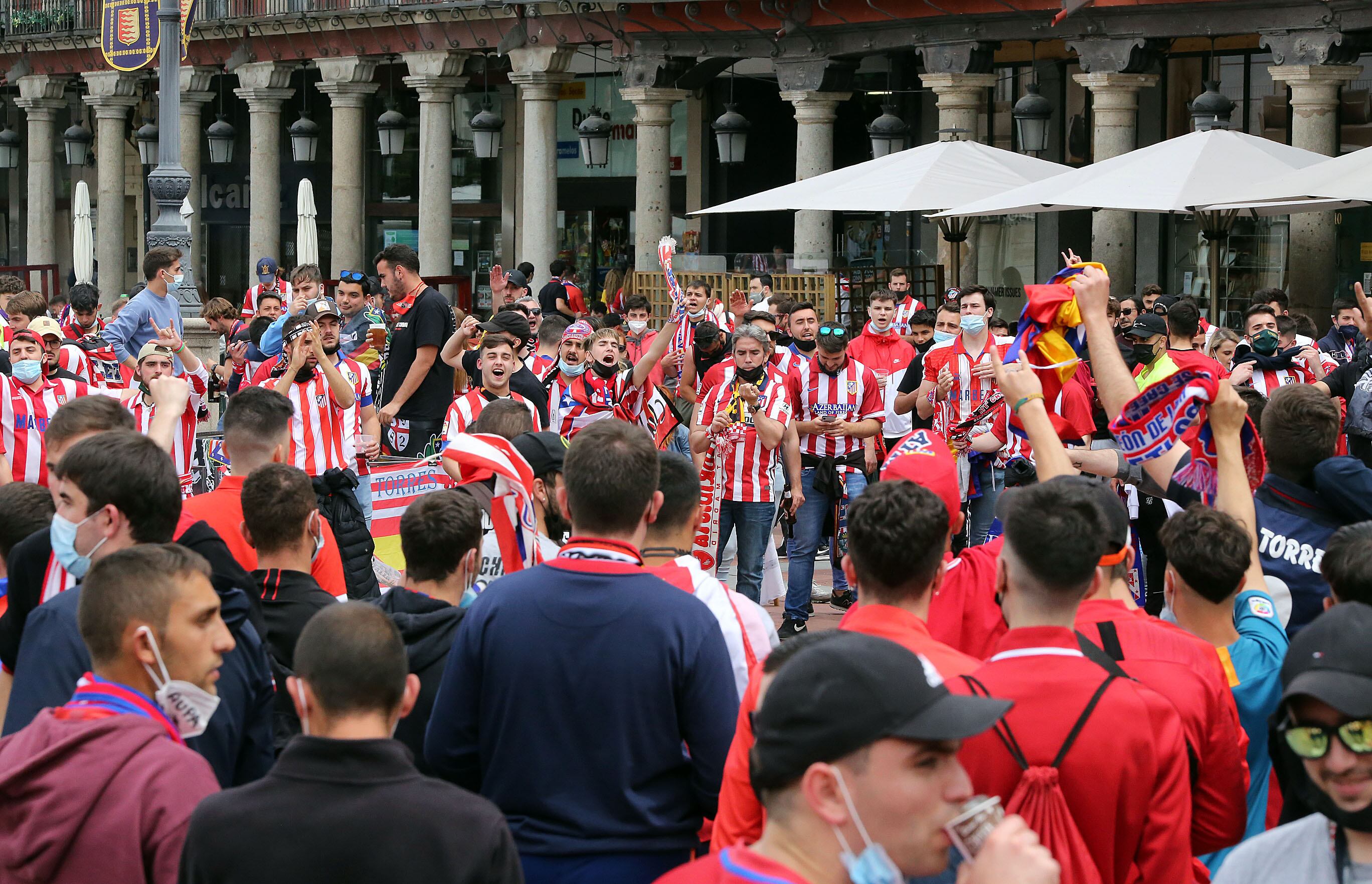 Imagen de archivo. Aficionados del Atlético de Madrid en la Plaza Mayor de Valladolid durante un desplazamiento de su equipo a la ciudad del Pisuerga | Agencia ICAL