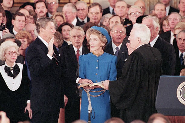 Toma de posesión de Ronald Reagan en el interior de Capitolio en 1985