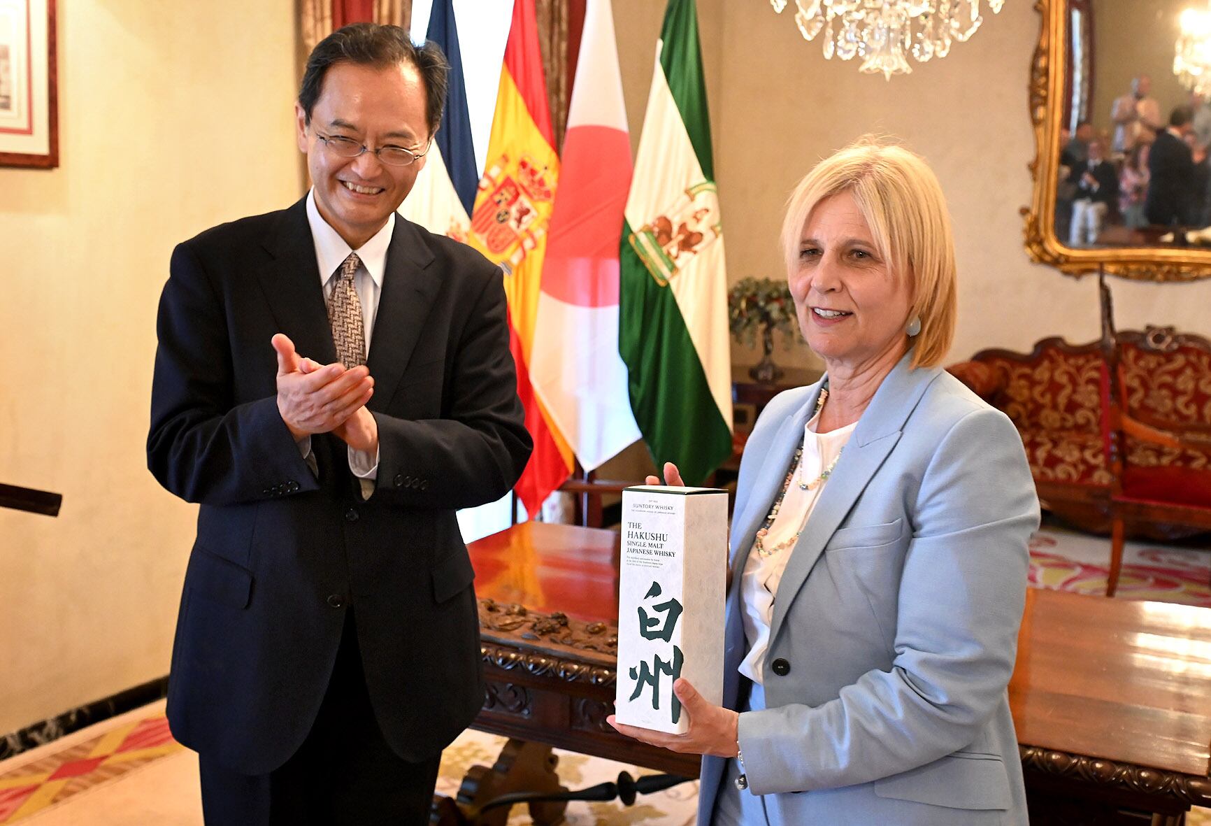 El embajador de Japón durante su visita al Ayuntamiento de Jerez
