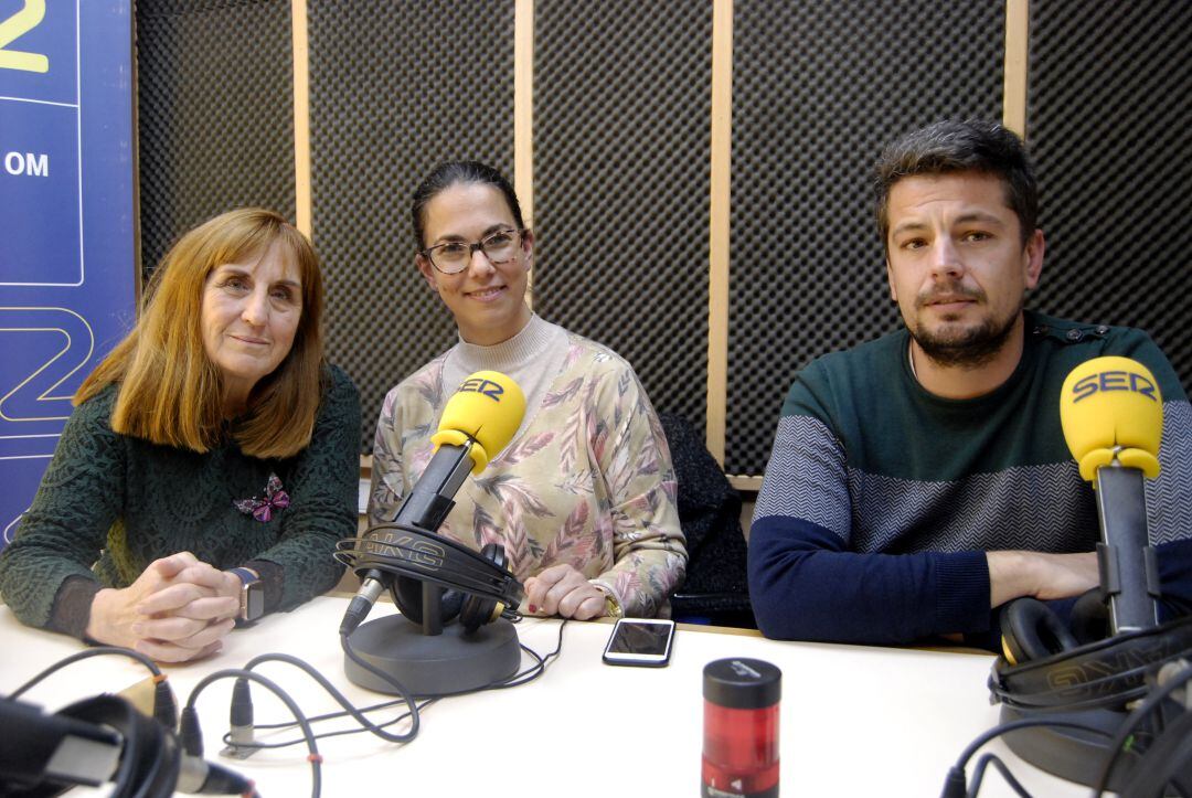 Carmen Paublete,decana de la Facultad de Enfermería, Patricia Jarillo, médica de familia y experta en género y salud y Jesús Manuel Cortijo, enfermero y trabajador social.