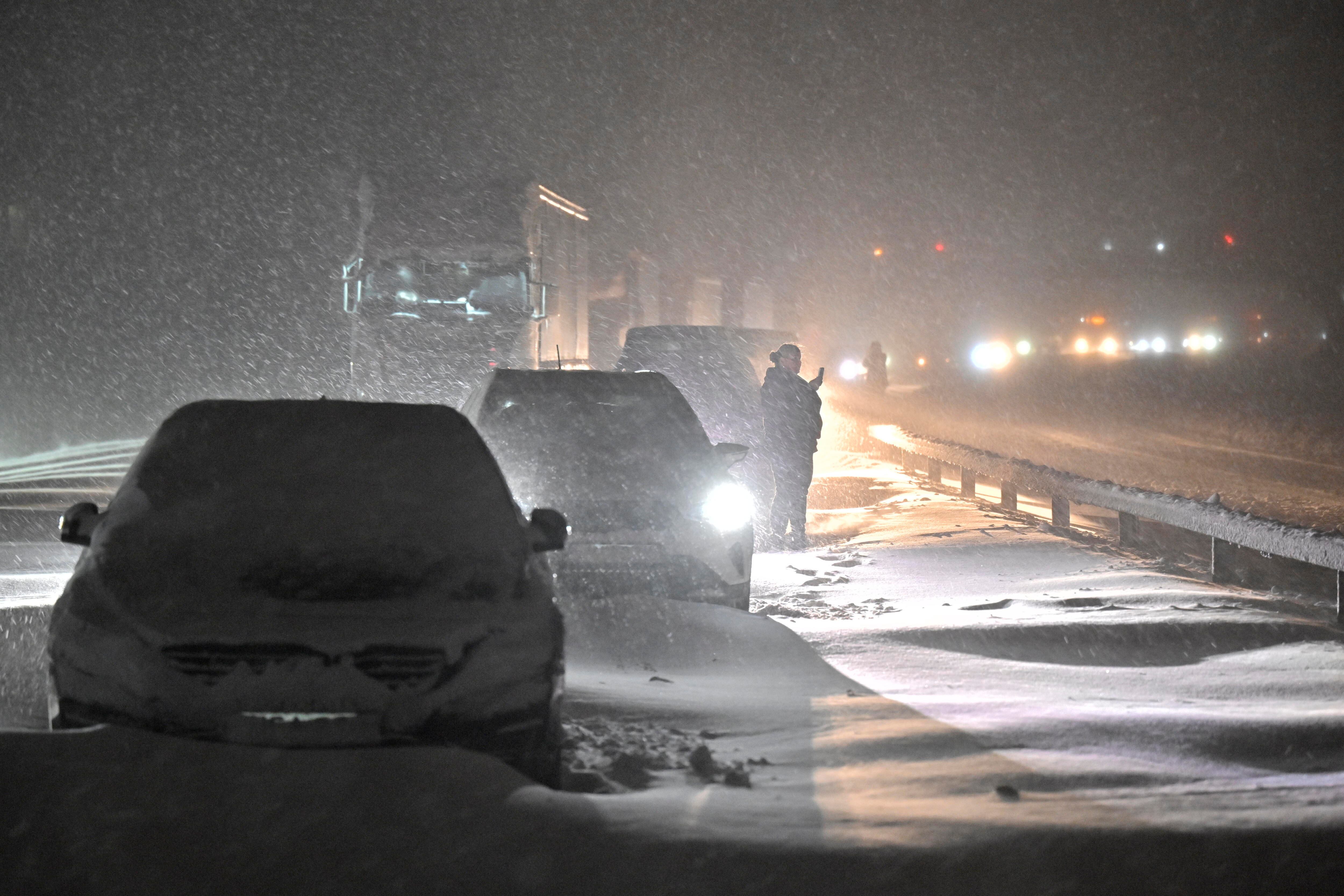 En Ekerok en Suecia, miles de conductores se vieron atrapados en la principal autopista del país, por un temporal de nieve y frio.