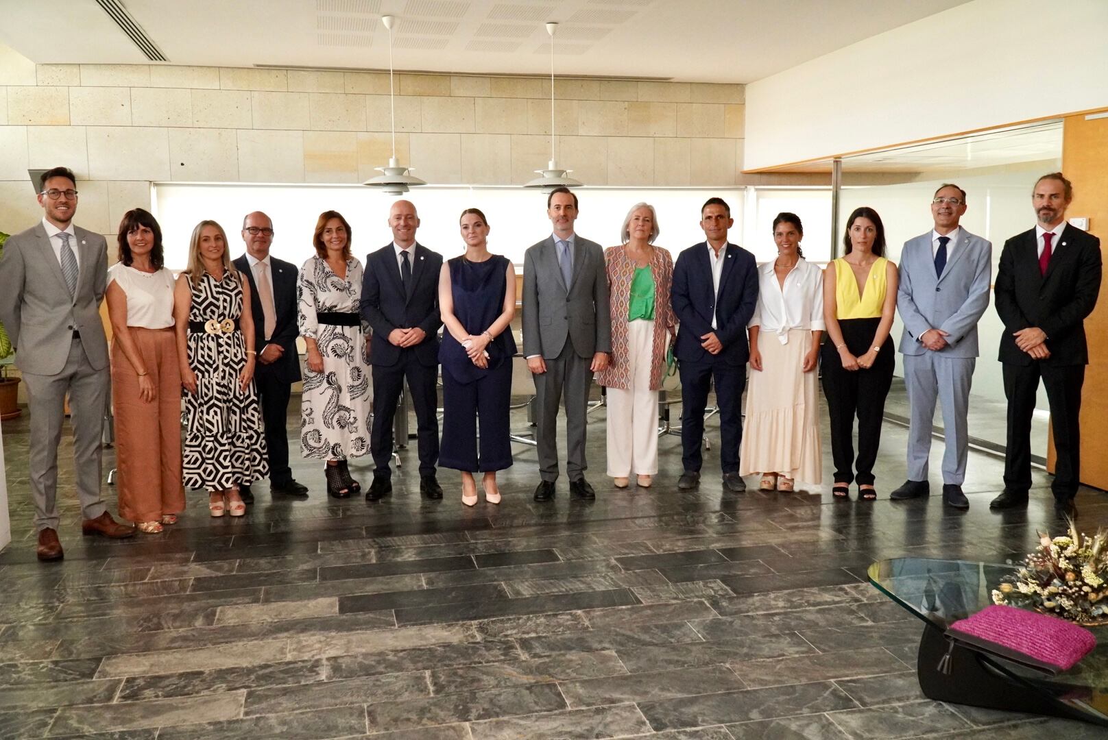 Foto de tots els consellers amb la presidenta del Govern, Marga Prohens