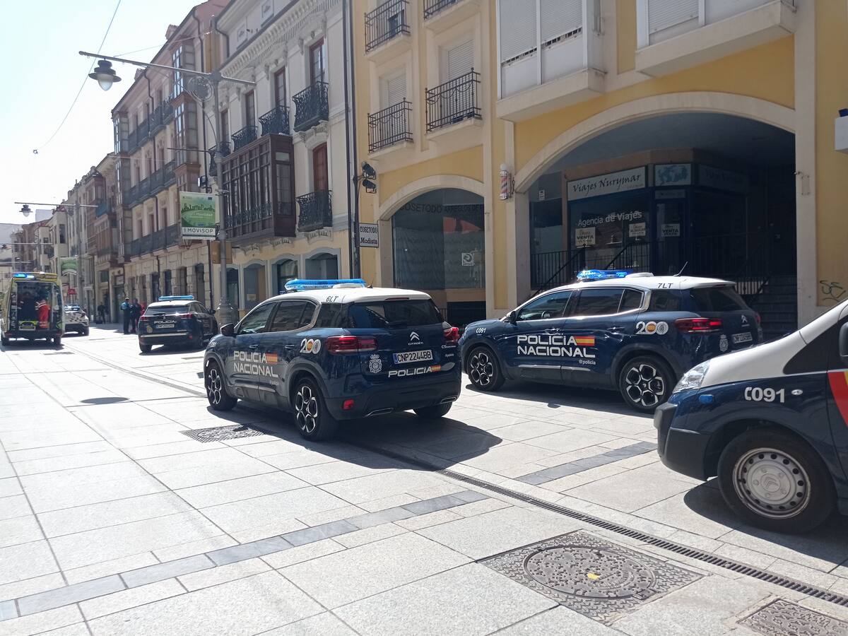 Atendida una mujer herida con un cuchillo en el pecho en la calle Mayor de Palencia