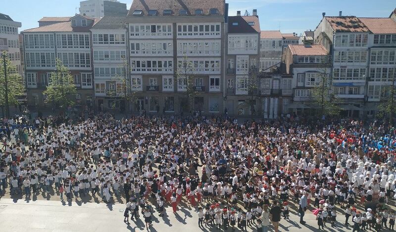 Los escolares abarrotaron la plaza de Armas para bailar el minué