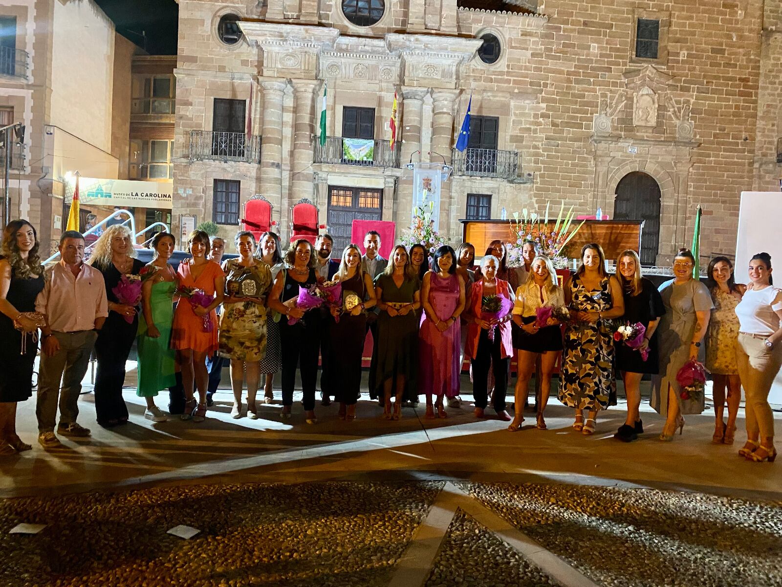 Foto de familia de las premiadas con los galardones &#039;Ana López Gallego&#039; junto a autoridades locales y provinciales.