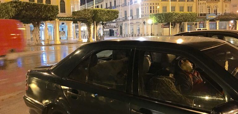 Fohsed Mohad, su mujer y sus dos hijos han pasado la noche en el interior del vehículo aparcado en la Plaza de España