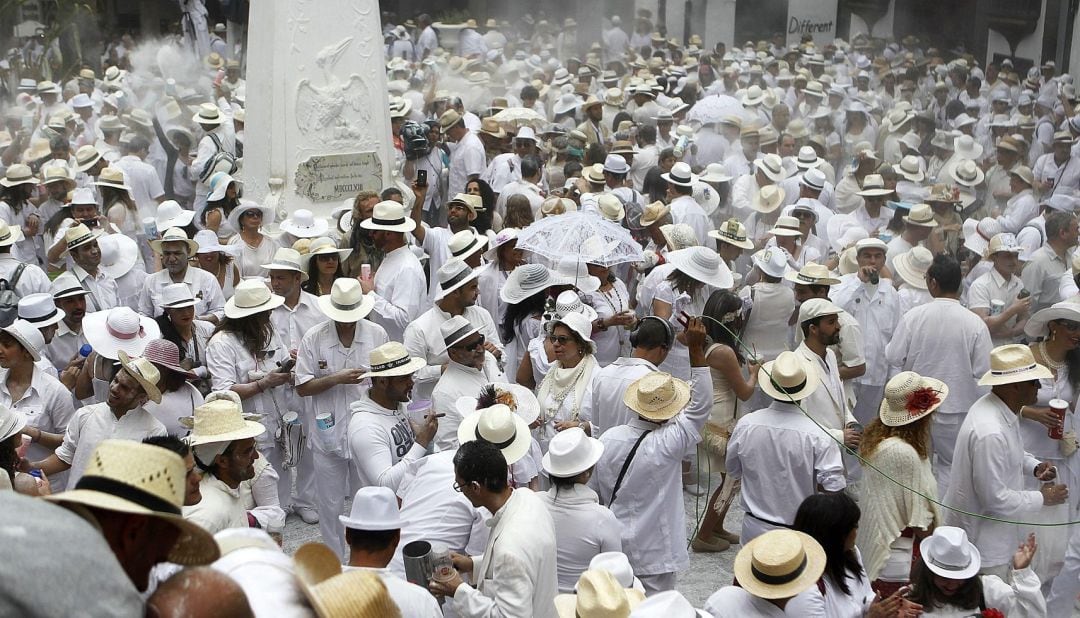 Los Indianos en la Plaza de España de Santa Cruz de Tenerife. 