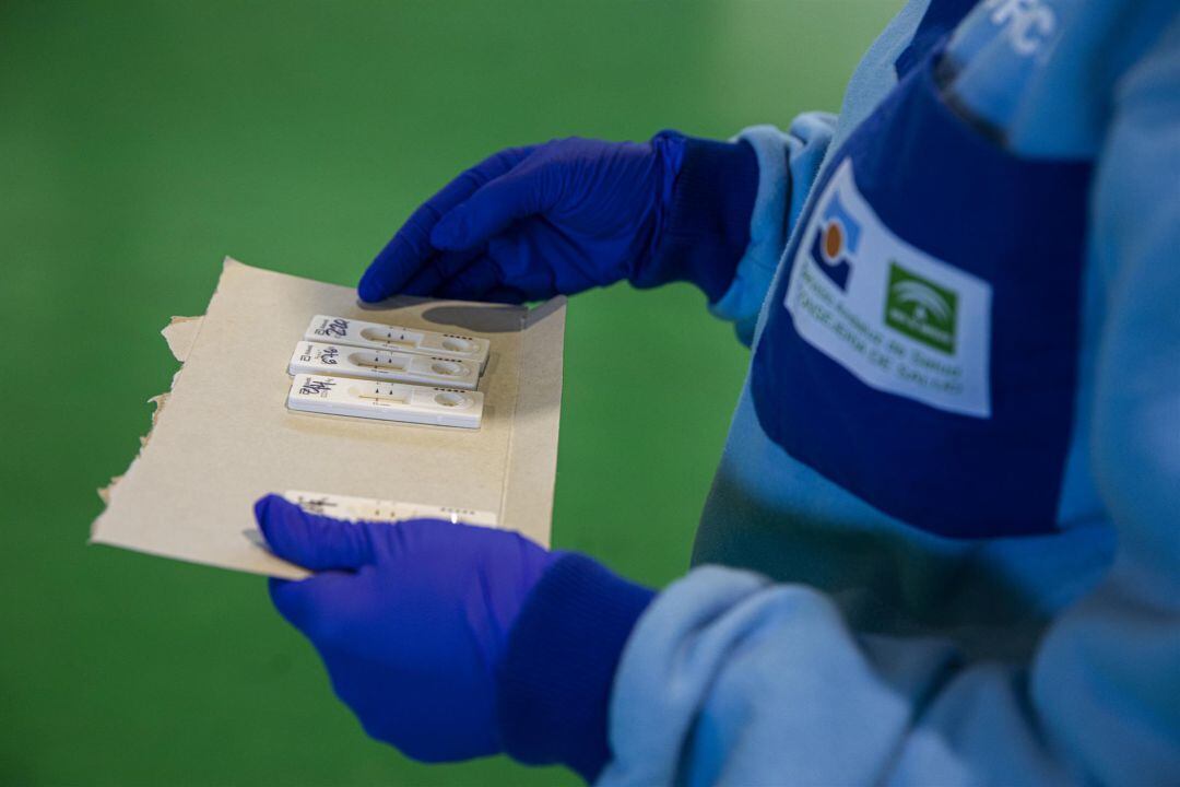 Sanitarios en la prueba de test antígenos para el cribado masivo de la detección del covid 19 en el municipio de Utrera, Sevilla