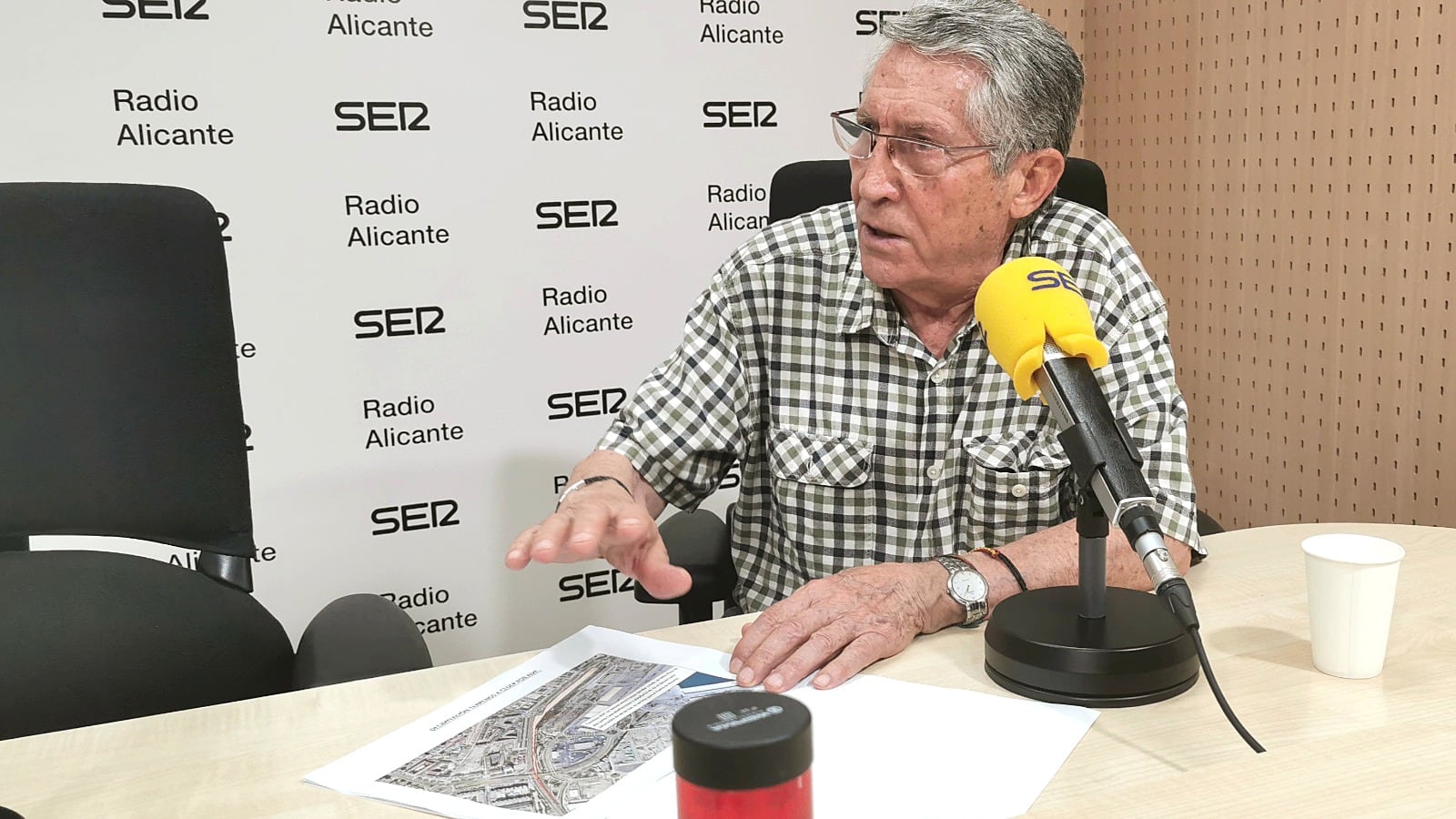 Imagen del histórico representante vecinal, José María Hernández Mata, durante su última entrevista en Radio Alicante