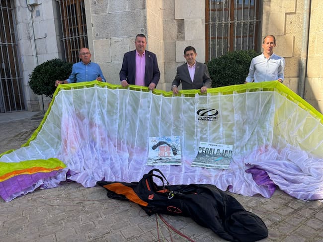 Presentación de la Superfinal de la Copa del Mundo de Parapente con Antonio Romero, presidente del Centro de Vuelo de Pegalajar; Manuel Carrascosa, alcalde de Pegalajar; Paco Reyes, presidente de la Diputación de Jaén; y Antonio Lope, presidente de la Comisión Técnica nacional de Parapente.