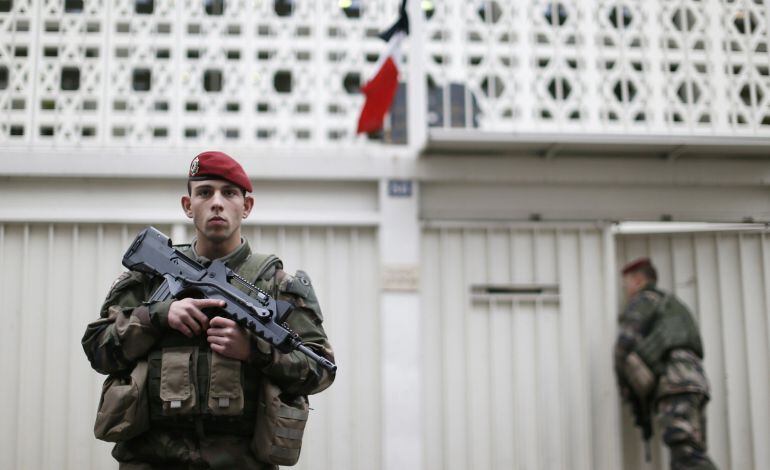 Soldados franceses frente a un colegio judío de París