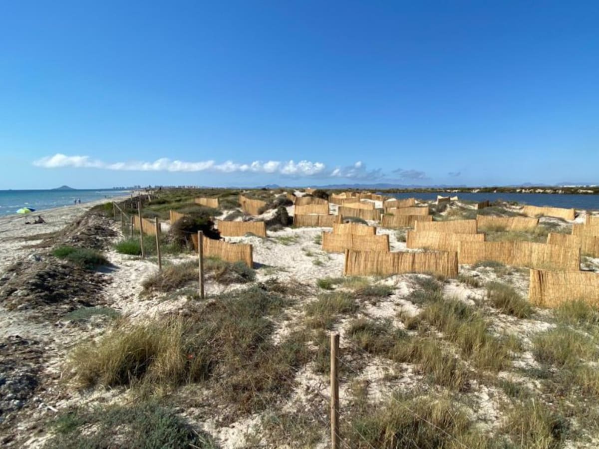 El Ayuntamiento de San Pedro del Pinatar pone en marcha medidas para retener la arena de las playas
