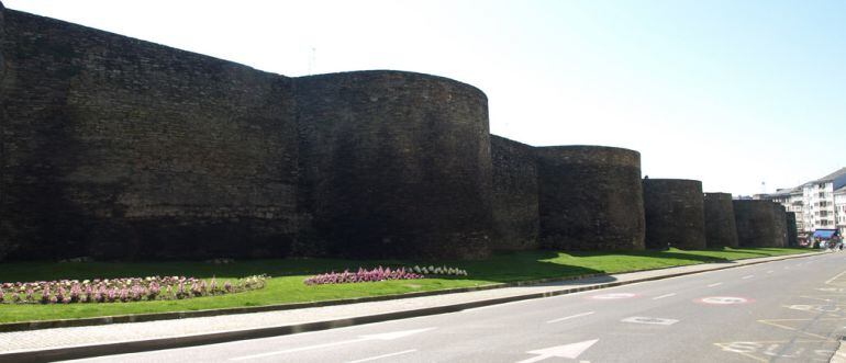 Zona de la Muralla próxima al edificio de la Xunta donde ha aparecido una grieta