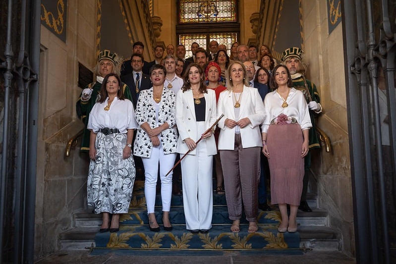 Maider Etxebarria, tras ser investida alcaldesa, posa junto a Rocio Vitero a su izquierda