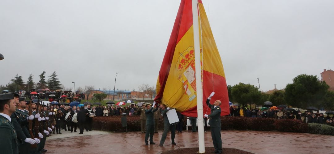 Homenaje de la Guardia Civil a la bandera nacional