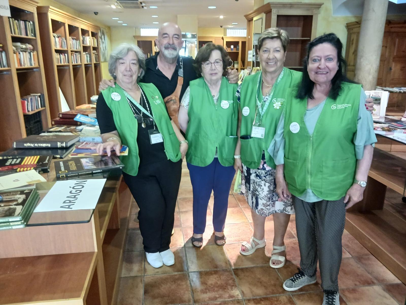Voluntarios de la AECC en el mercadillo solidario