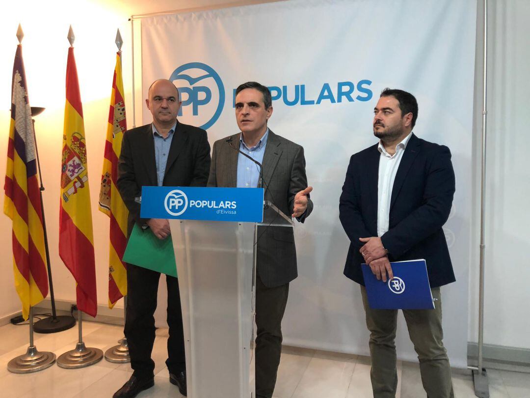 Vicent Marí, José Vicente Marí y Santi Marí en la rueda de prensa