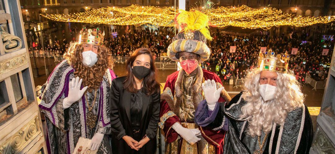 Los reyes magos con la alcaldesa, Inés Rey, en el balcón de María Pita