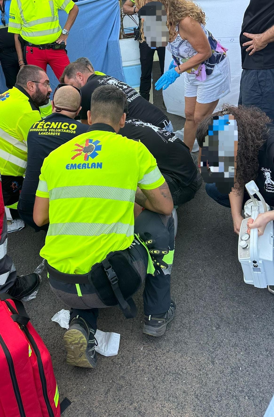 Personal de EMERLAN realizando maniobras de recuperación al hombre fallecido en Mancha Blanca.