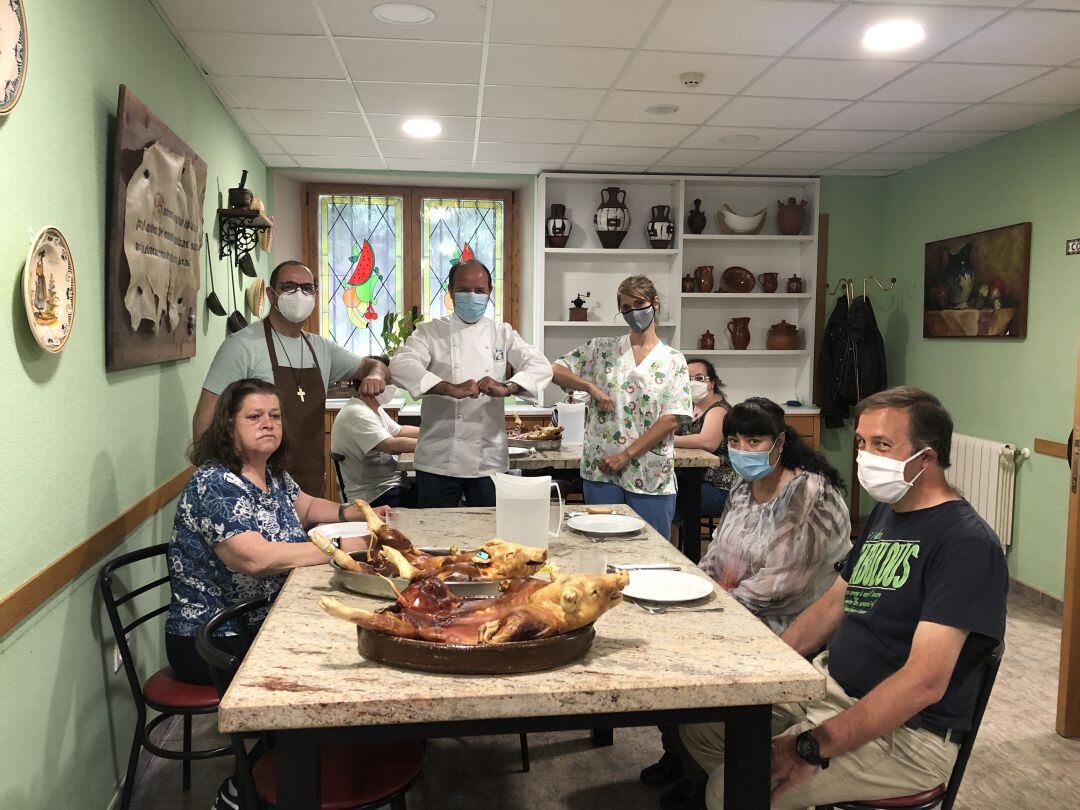 El Mesón de Cándido celebra la fiesta de San Juan con los Hermanos de la Cruz Blanca