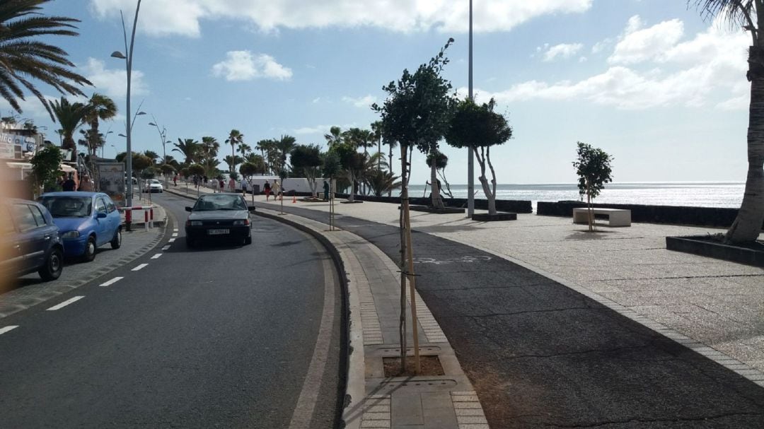 uno de los tramos de la Avenida de las Playas de Puerto del Carmen.