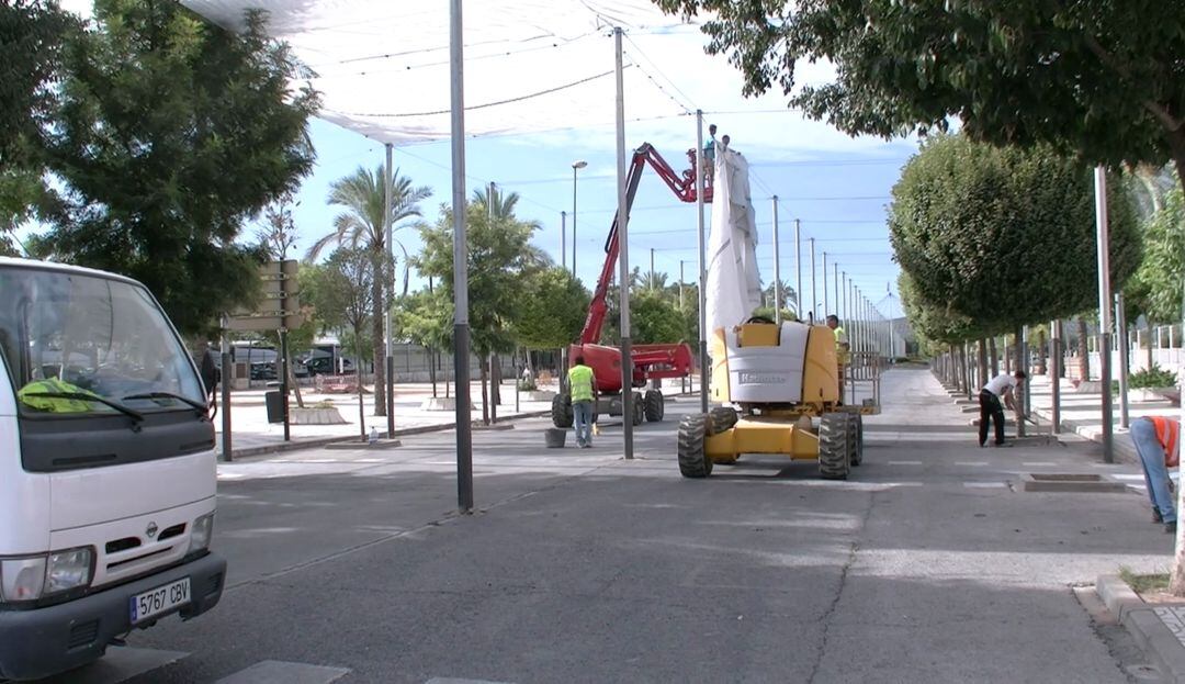 Los operarios comienzan a preparar el recinto ferial