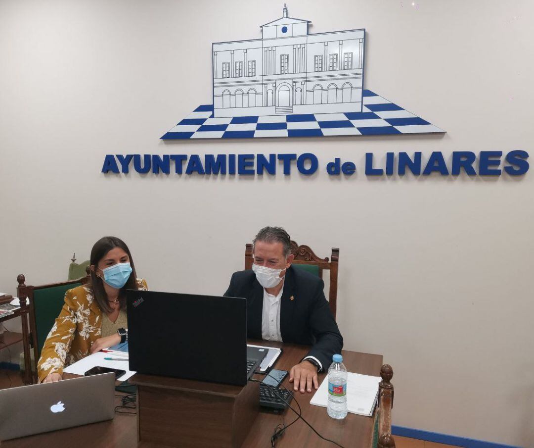 Raúl Caro y Noelia Justicia en la reunión telemática con el consejero de Transformación Económica, Rogelio Velasco.