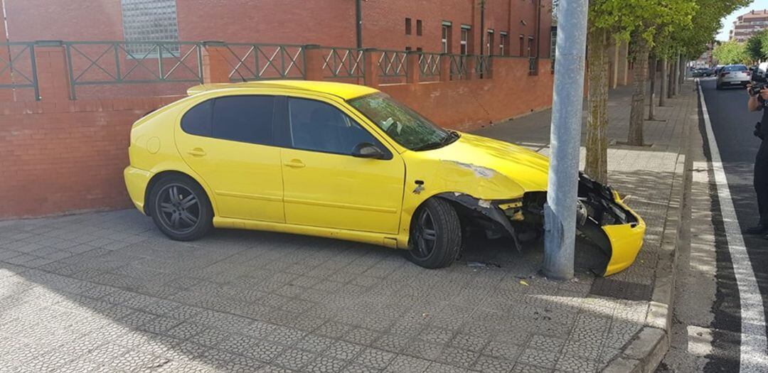 Un coche choca junto al cuartel de la Policía Local de Palencia