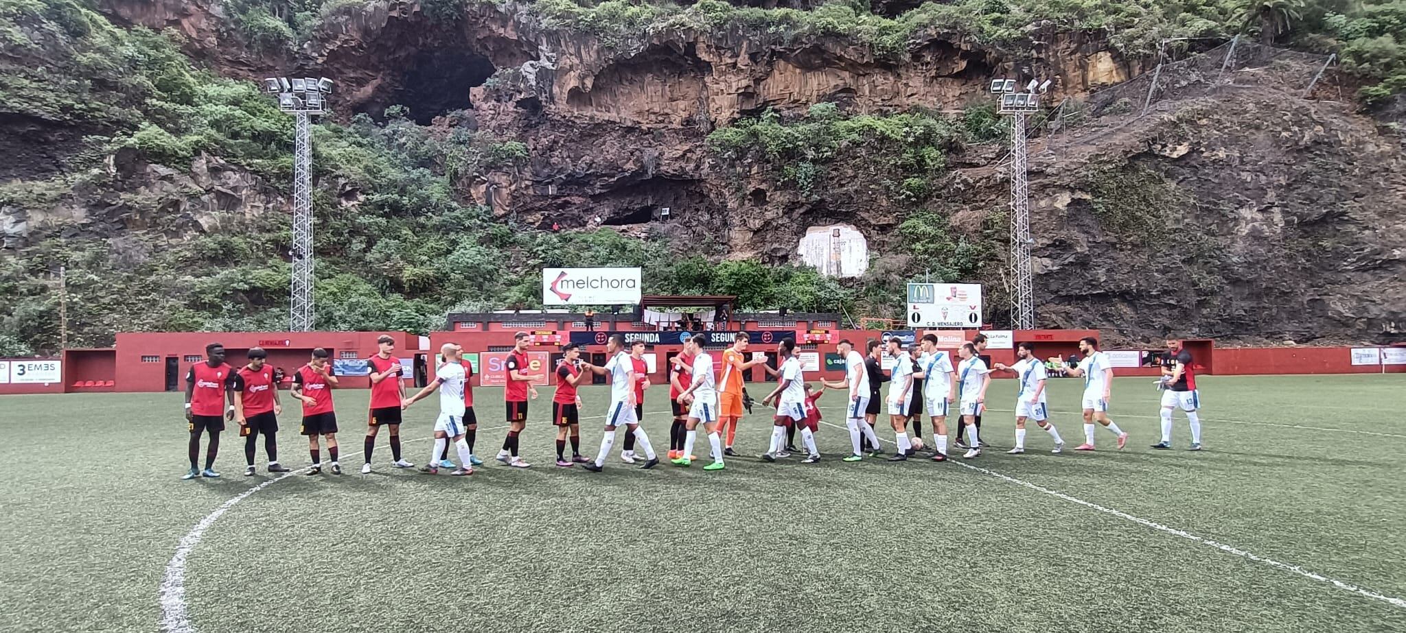 Saludo de los dos equipos antes de comenzar el partido.