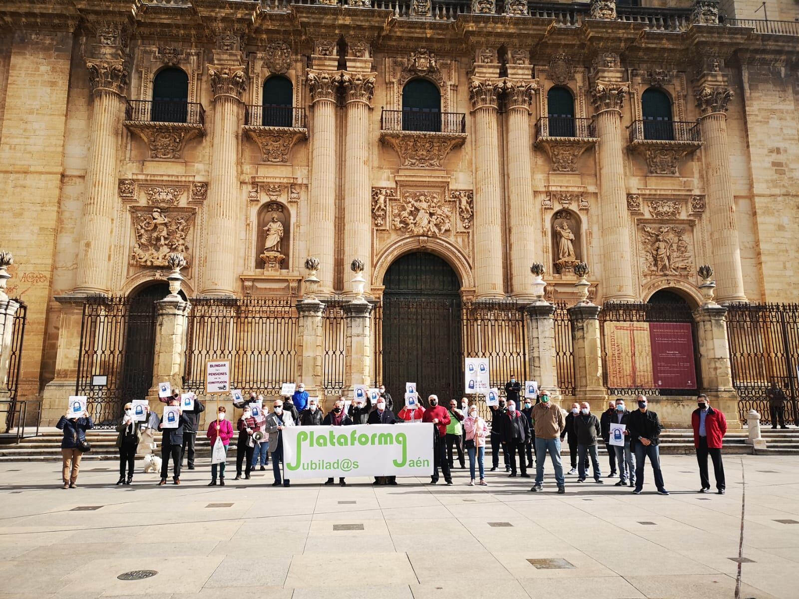 La Asociación ‘Plataforma Jubilados por Jaén’ se ha concentrado en la Plaza de Santa María de la capital jiennense