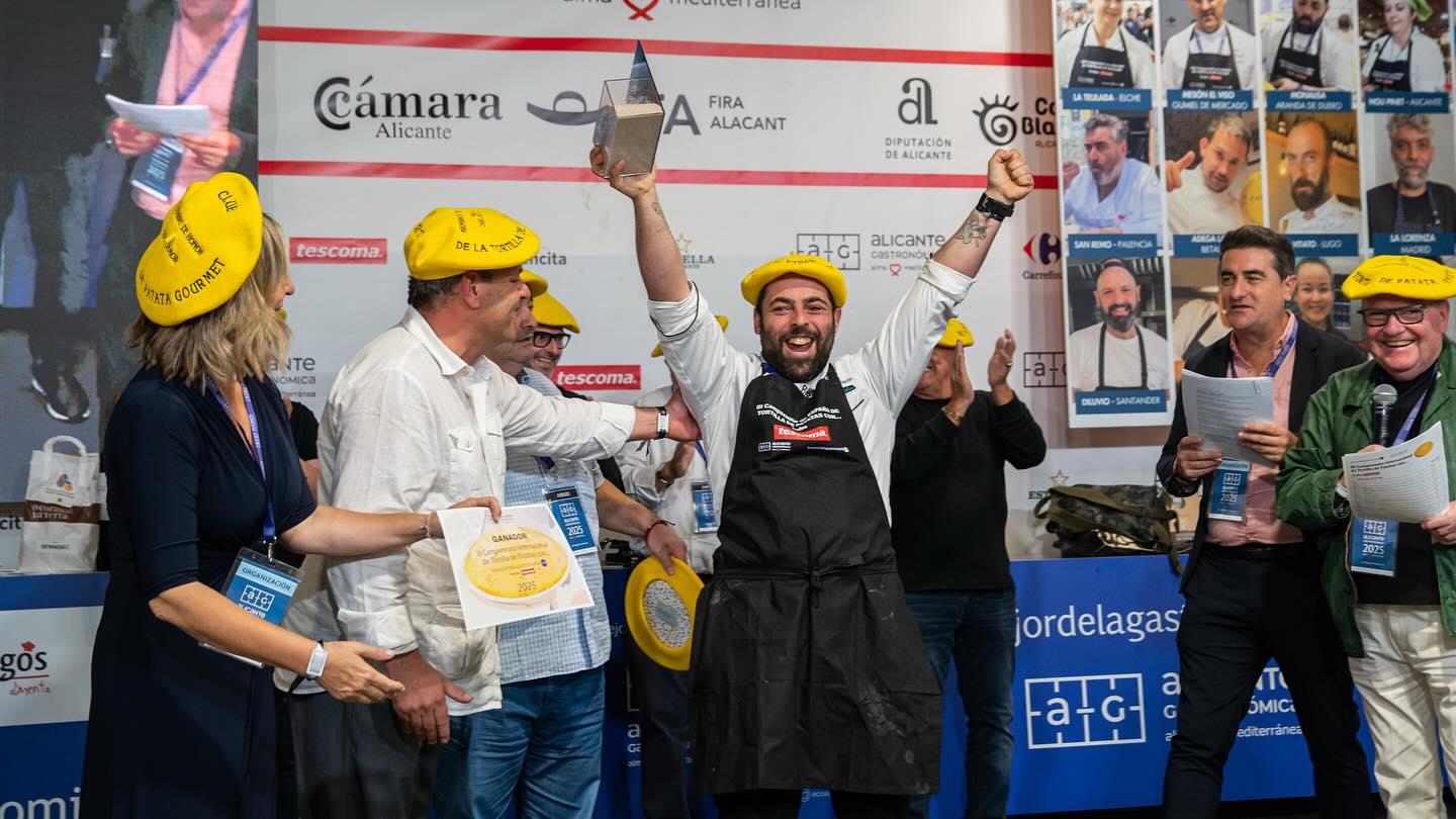 Ricardo Martín celebra su triunfo en Alicante con la mejor tortilla de patata con...