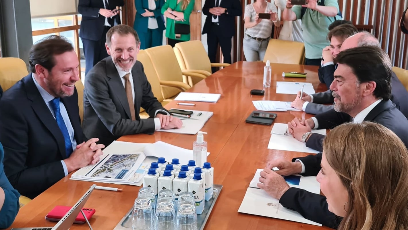 El ministro de Transportes y Movilidad Sostenible, Oscar Puente, y el alcalde de Alicante, Luis Barcala durante una reunión de trabajo en el Ayuntamiento de Alicante el pasado 10 de mayo