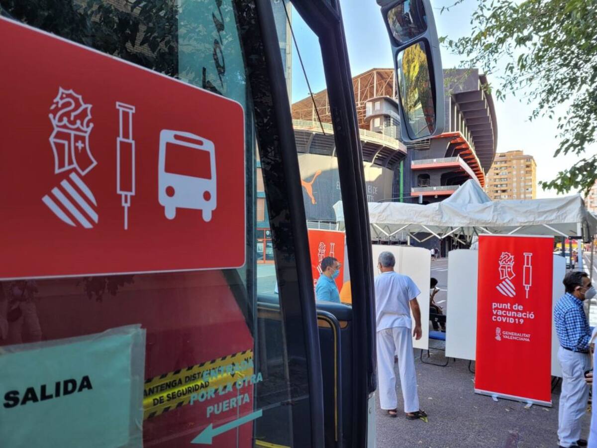 Duro testimonio de un hombre que se vacunó de covid en Mestalla: "He enterrado a mi amigo, él no se vacunó"