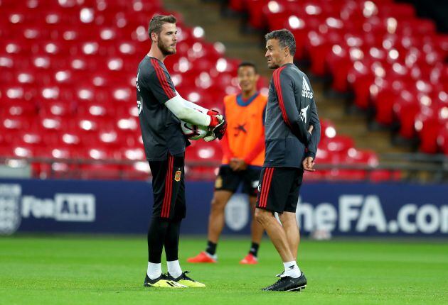 Luis Enrique dialoga con David de Gea